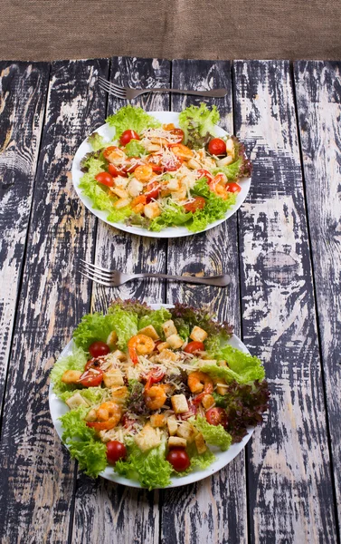 Ensalada César con camarones en una — Foto de Stock