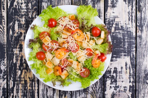 Ensalada César con camarones en una — Foto de Stock