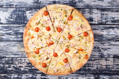 Kiraz pizza üzerinde bir