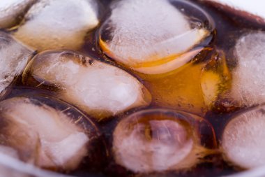 Cam ile Coca ve takılır buz bir