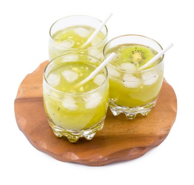 İçecek bir kivi ve bir limon üzerinde bir 