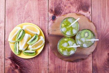 Bir kivi ve bir limon içmek