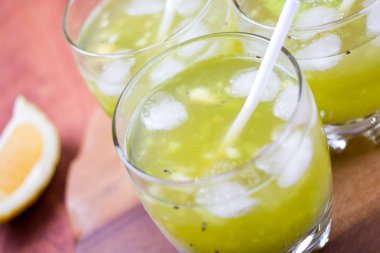 Bir kivi ve bir limon içmek