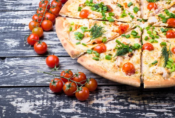 Kiraz pizza üzerinde bir