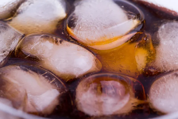 Cam ile Coca ve takılır buz bir