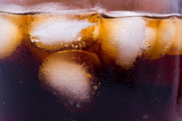 Vidro com coca e gelo em um — Fotografia de Stock