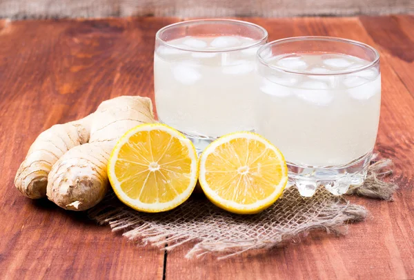 Zencefil içki buz ve limon ile 