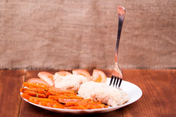 Запечене куряче філе з морквою — стокове фото
