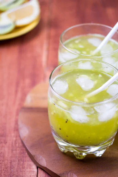 Bevanda da un kiwi e un limone — Foto Stock