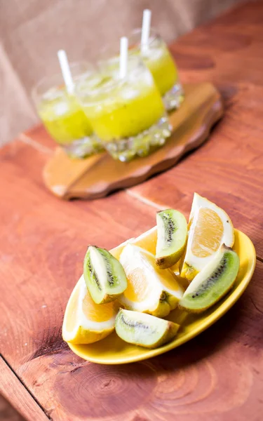Dricka från en kiwi och en citron — Stockfoto