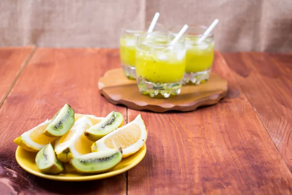 Bevanda da un kiwi e un limone — Foto Stock