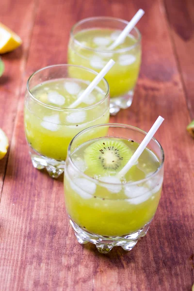 Trinken aus einer Kiwi und einer Zitrone — Stockfoto