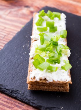 peynir ve soğan ile küçük loafs