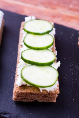 Ekmek peynir ve bir c