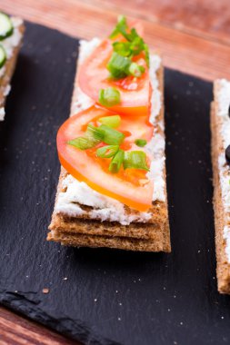 Peynirli ve domatesli ekmek 