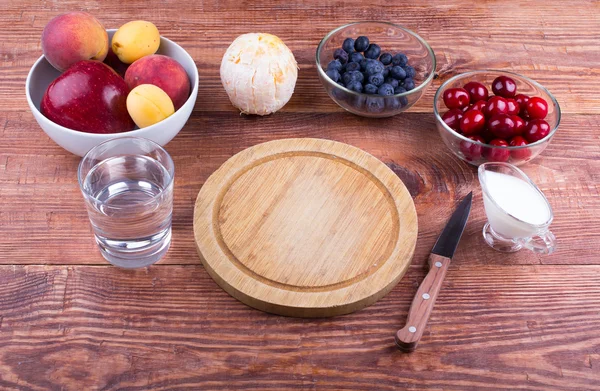 Las frutas y las bayas en la tabla , — Foto de Stock