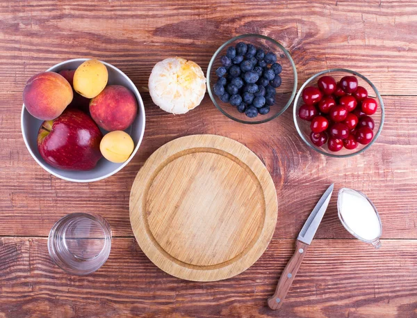 Fruit and berries on a board, — Stock Photo, Image