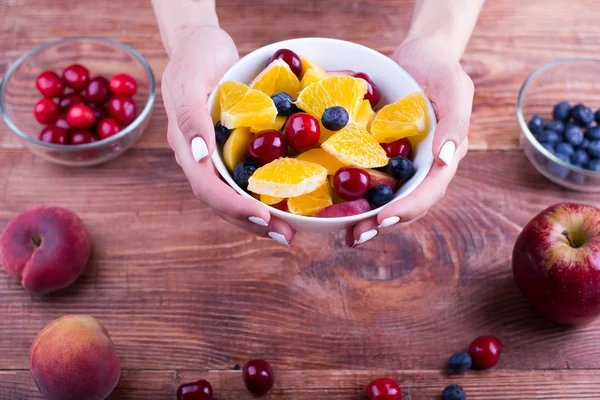 La personne cuisine une salade de fruits . — Photo