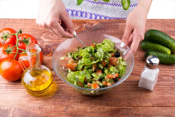 Mezclar la ensalada por la cuchara — Foto de Stock