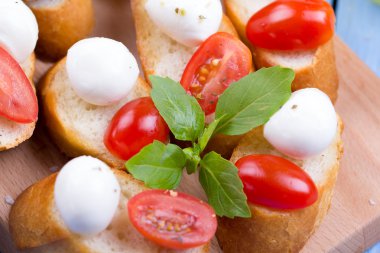 Mozzarella peyniri, domates ve fesleğen Caprese sandviç 
