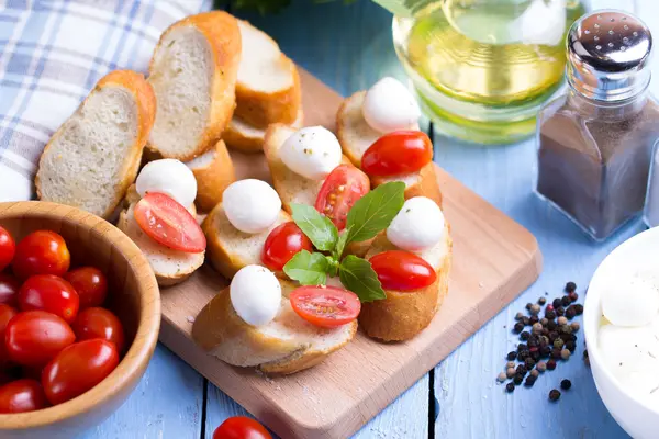 Sándwiches caprese de queso mozzarella, tomate y albahaca — Foto de Stock