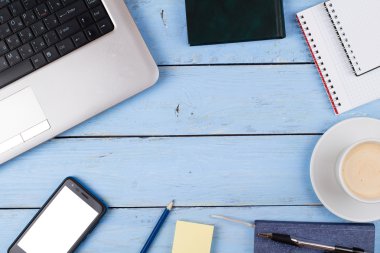 Dizüstü bilgisayar, telefon, kahve, defter, işyeri
