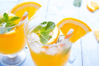 Turuncu bardaklarda buzlu içecek,