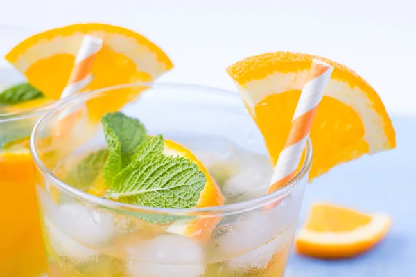 Bere arancia con ghiaccio in bicchieri , — Foto Stock