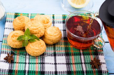 Hindistan cevizi kurabiye ve çay 