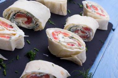 Peynirli ve yeşillikli kırmızı balıktan yuvarlan 