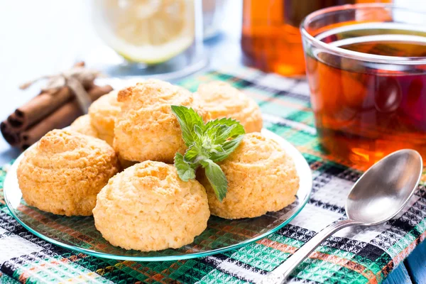 Hindistan cevizi kurabiye ve çay 