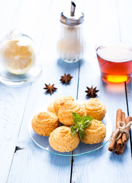 Μπισκότα καρύδας και φλιτζάνι τσάι — Φωτογραφία Αρχείου