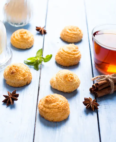 Μπισκότα καρύδας και φλιτζάνι τσάι — Φωτογραφία Αρχείου