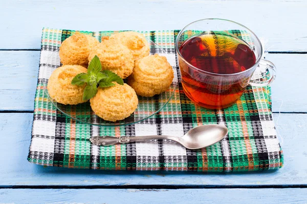 Hindistan cevizi kurabiye ve çay 