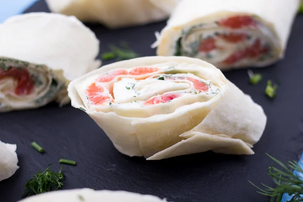 Kırmızı balık peynir ve yeşillik ile rulo. Seçici de ile