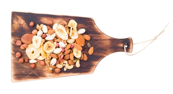 Mezcla de frutos secos y frutos secos en una tabla de madera — Foto de Stock