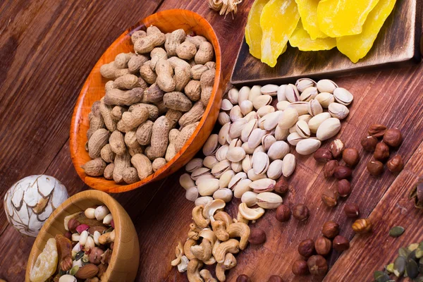 Frutos secos y frutos secos, en platos, sobre tablas — Foto de Stock