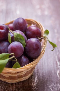 Küçük bir masada Erik 