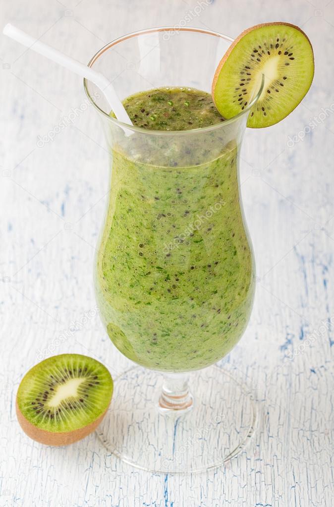 Smuz from a kiwi and spinach