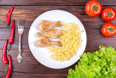 Tavuk budu, erişte, biber, çatal