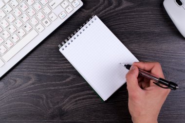 Klavye, fare ve bir dizüstü bilgisayar