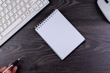 Klavye, fare ve bir dizüstü bilgisayar