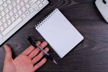 Klavye, fare ve bir dizüstü bilgisayar