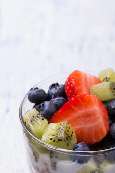 Muesli, arándano, fresa, kiwi, yogur , — Foto de Stock