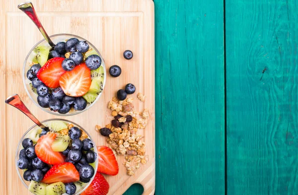 Müsli, yaban mersini, çilek, kivi, yoğurt,