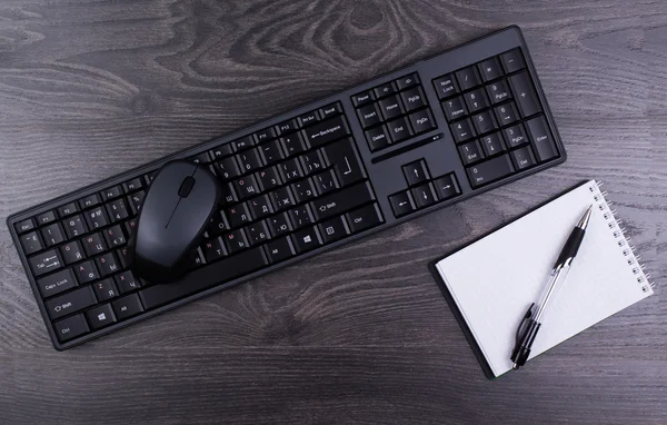 Аксессуары для офиса, клавиатура мышка ручка ноутбука — стоковое фото