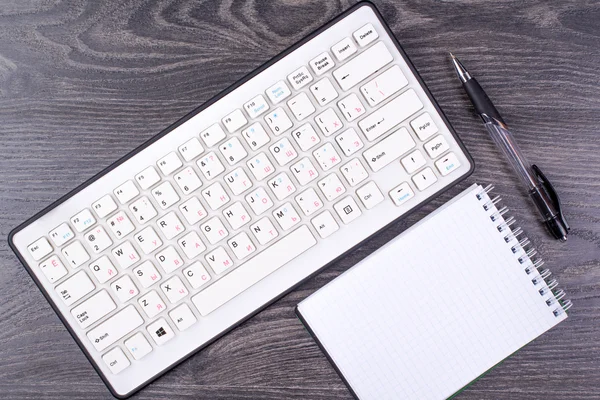 Клавиатура, мышь и ноутбук — стоковое фото