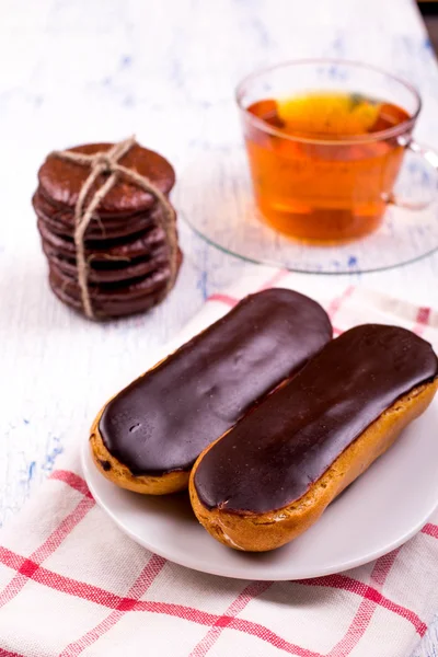 Çay, kek, tarçın eklerleri,