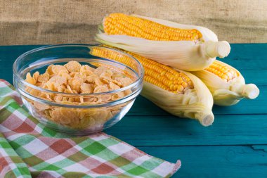 Mısır gevreği, baş lahana, Mısır ve bir bıçakla kesilmiş parçaları