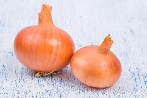 Weiße Zwiebeln in einer Schale auf einem alten — Stockfoto